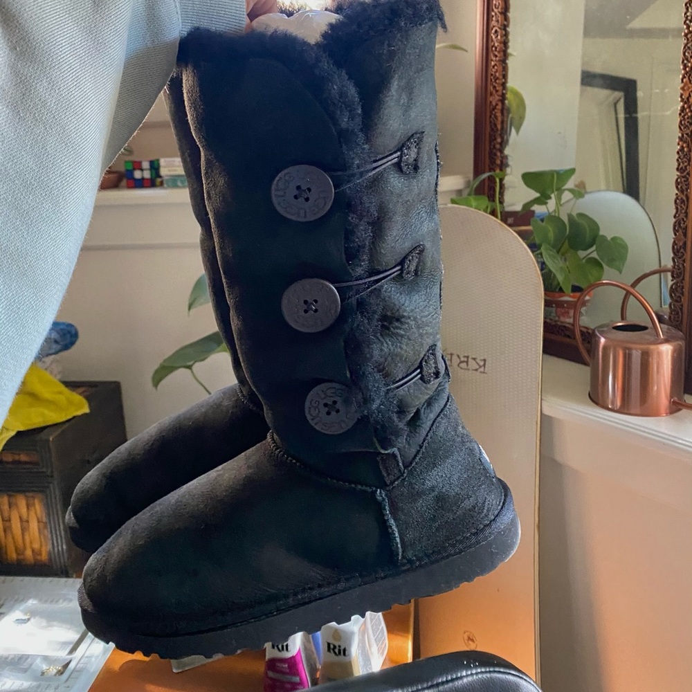 UGGs Bailey Button II Boot size 9